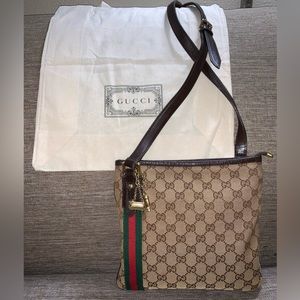 COA Gucci GG Canvas Jolicoeur Sherry
Crossbody bag w/charms & Dust Bag VERY GOOD